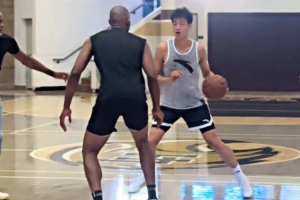 劉金雨海外特訓(xùn)！NBA訓(xùn)練師喬丹·勞利全場球局初體驗