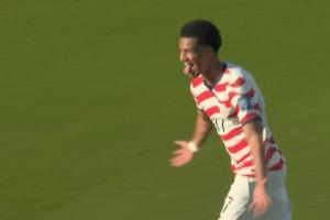 少打一人的美國2-0領(lǐng)先波黑！蒂爾曼任意球直接破門