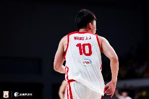 替補出戰(zhàn)！王俊杰半場8分鐘3中1拿到3分3板 正負(fù)值+13-fy