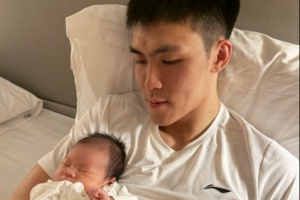 為國征戰(zhàn)辛苦了！龐崢麟曬與孩子的合照：第一次見面 多多指教