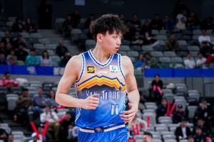 600萬元！媒體人：新疆男籃將以三年滿額頂薪合同續(xù)約齊麟-3k