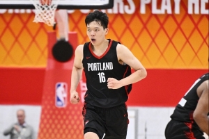 挺全面！楊瀚森首節(jié)6分鐘2中2拿到4分2板2助 但也有3失誤