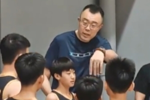著眼未來(lái)！韓德君現(xiàn)身丹東少兒籃球培訓(xùn)機(jī)構(gòu)選拔小球員
