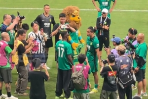 巴坎布賽后與張玉寧、侯森熱情問候，并進行了謝場感謝北京球迷-26