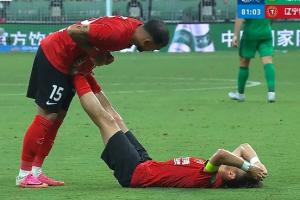 邦本宜裕抽筋無法堅持，被擔架抬下，嚴鼎皓替補登場