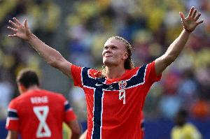 有點(diǎn)像？挪威59歲哈蘭德因同名走紅，如今買不到哈蘭德球衣