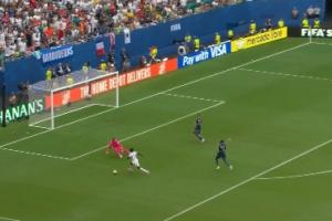 滿地機(jī)會(huì)！薩卡進(jìn)球前還有單刀機(jī)會(huì)，沒(méi)停好和邁尼昂1v1后回傳