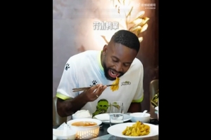 巴坎布曹永競評中餐美食：果木烤鴨巴坎布評拉，毛血旺兩人都評拉
