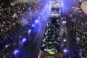 阿根廷歸國得到狂熱歡迎！眾人夾道歡迎敞篷大巴車，斯卡洛尼招手