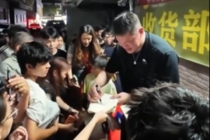 朱芳雨：這么多年一直得到大家對(duì)我的喜歡和支持 很榮幸