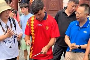 玩得如何？佩德里中國行抖空竹，詹俊現(xiàn)場解說