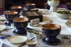 老北京銅鍋涮肉！佩德里女友曬照，兩人品嘗中國美食、游長城-lx