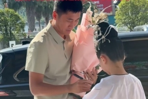 馬寧現(xiàn)身“村超”解說席觀賽：感受到了熱情，這是最純粹的足球