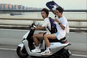 球迷乘著9號(hào)電動(dòng)車緊追偶像示愛！喬治：太瘋狂了 至少戴個(gè)頭盔啊