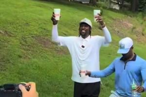要去費(fèi)城找老詹了太開心！波普得知消息后拿著飲料激情熱舞~-fb