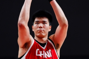 首發(fā)表現(xiàn)不俗！焦泊喬半場(chǎng)7投4中 貢獻(xiàn)9分5籃板1蓋帽