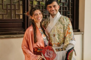 佩德里曬蘇州之行照片：體驗(yàn)漢服、踢蹴鞠、參觀蘇州園林