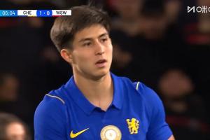 切爾西1-0領(lǐng)先！17歲哈薩克斯坦小將薩特帕耶夫單刀爆射破網(wǎng)