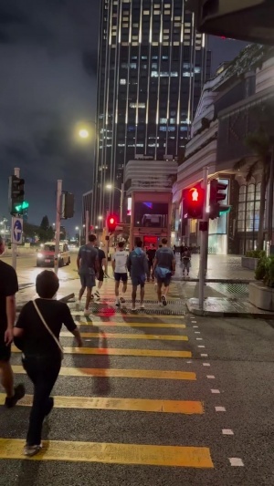 最高罰款2000港元！球迷中國香港街頭偶遇，福登等曼城4將闖紅燈