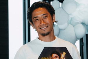 出道20年！多特贈送37歲香川真司紀念品，邀其未來擔任俱樂部大使-e8